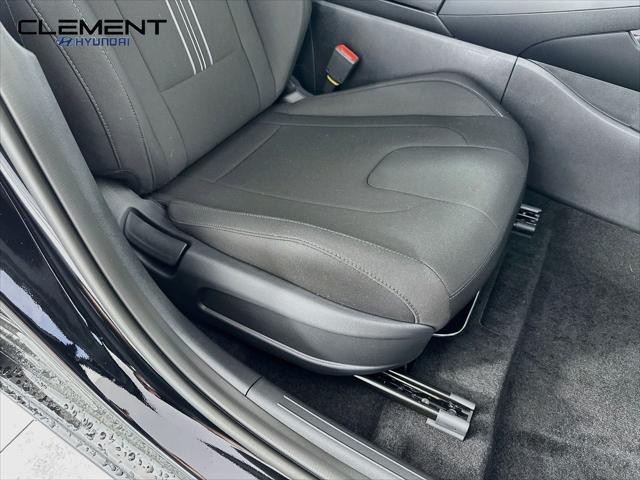 Hyundai Elantra Vehicle Image 27