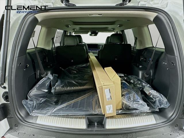 Hyundai Santa Fe Hybrid Vehicle Full-screen Gallery Image 9