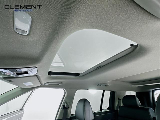 Hyundai Santa Fe Hybrid Vehicle Full-screen Gallery Image 22