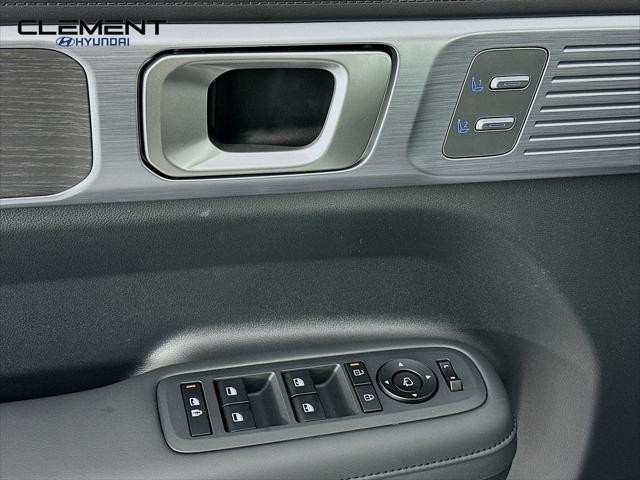 Hyundai Santa Fe Hybrid Vehicle Full-screen Gallery Image 24