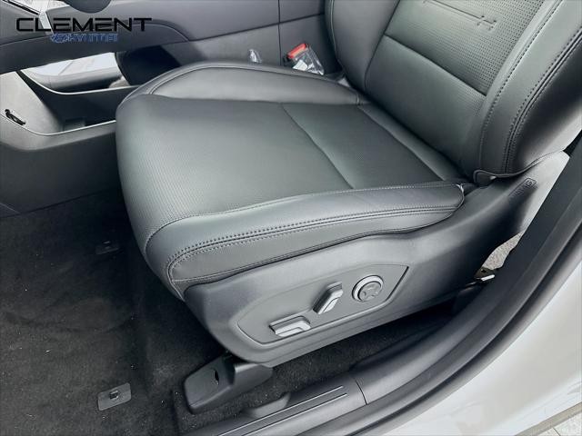 Hyundai Santa Fe Hybrid Vehicle Full-screen Gallery Image 26