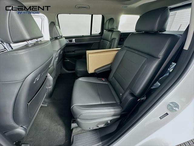 Hyundai Santa Fe Hybrid Vehicle Full-screen Gallery Image 29