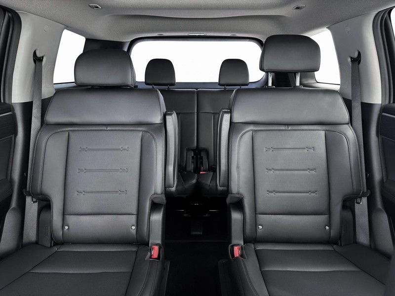 Hyundai Santa Fe Hybrid Vehicle Full-screen Gallery Image 16