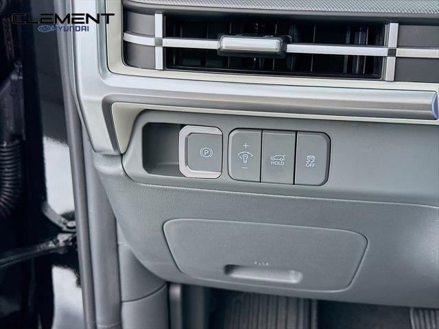 Hyundai Santa Fe Vehicle Full-screen Gallery Image 12
