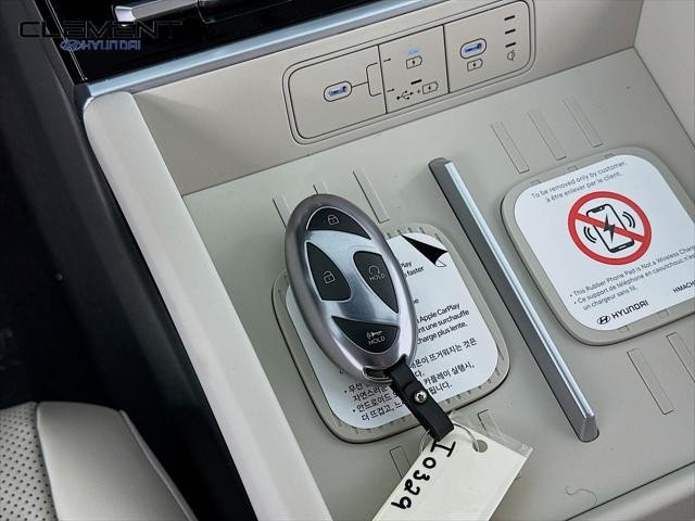 Hyundai Santa Fe Vehicle Full-screen Gallery Image 21