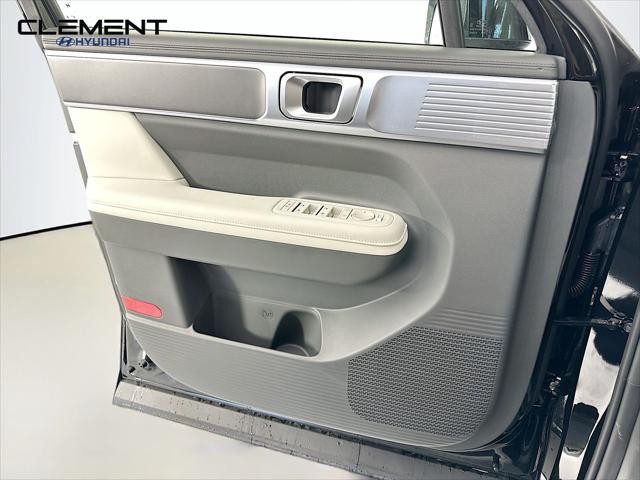 Hyundai Santa Fe Vehicle Full-screen Gallery Image 23