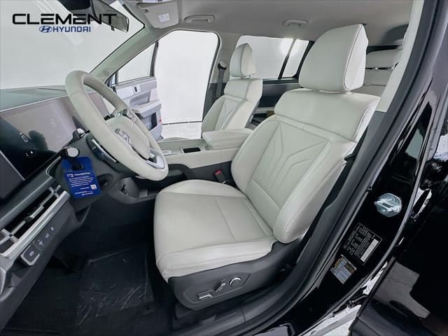 Hyundai Santa Fe Vehicle Full-screen Gallery Image 25