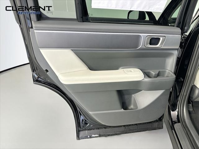Hyundai Santa Fe Vehicle Full-screen Gallery Image 26