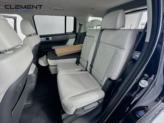 Hyundai Santa Fe Vehicle Full-screen Gallery Image 27