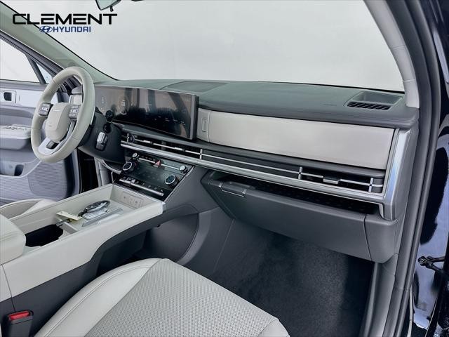 Hyundai Santa Fe Vehicle Full-screen Gallery Image 29