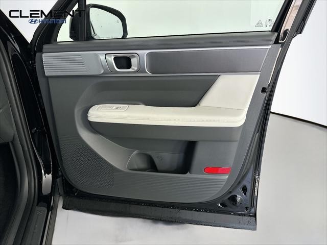 Hyundai Santa Fe Vehicle Full-screen Gallery Image 30