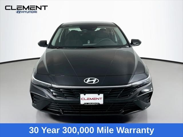 Hyundai Elantra Vehicle Full-screen Gallery Image 2