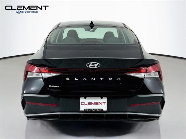 Hyundai Elantra Vehicle Full-screen Gallery Image 7