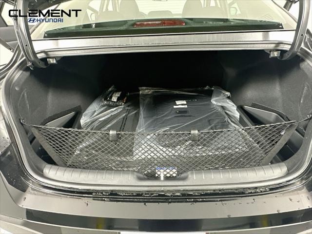 Hyundai Elantra Vehicle Full-screen Gallery Image 9