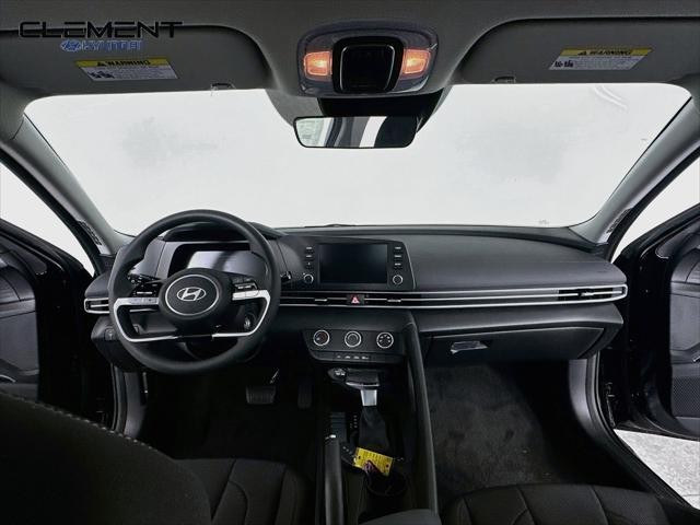 Hyundai Elantra Vehicle Full-screen Gallery Image 11