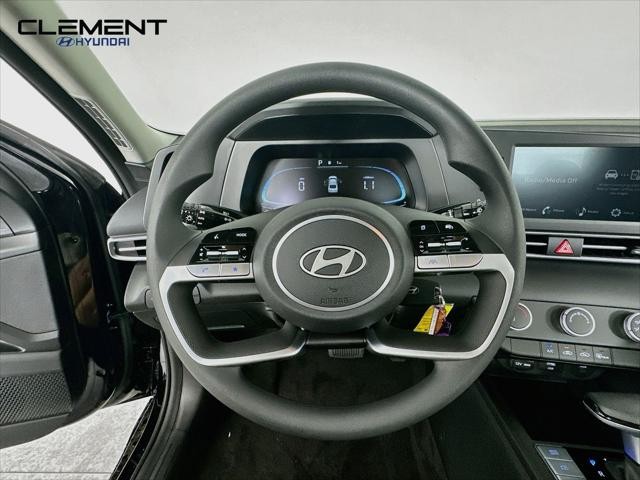 Hyundai Elantra Vehicle Full-screen Gallery Image 13