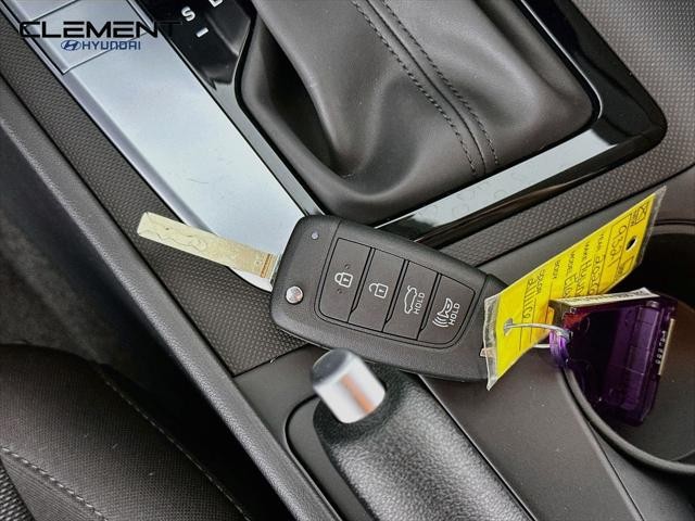 Hyundai Elantra Vehicle Full-screen Gallery Image 20