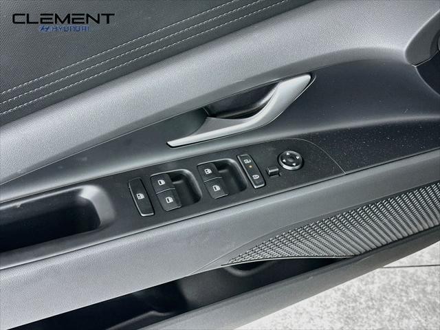 Hyundai Elantra Vehicle Full-screen Gallery Image 21