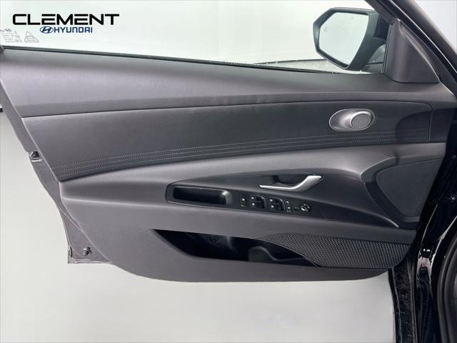 Hyundai Elantra Vehicle Full-screen Gallery Image 22