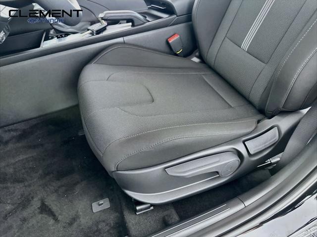 Hyundai Elantra Vehicle Full-screen Gallery Image 23