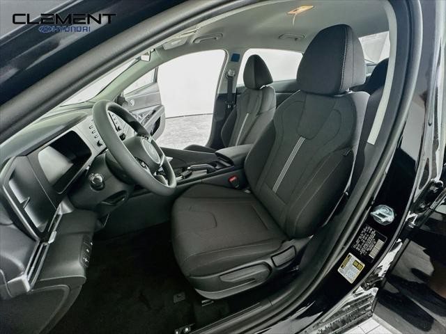 Hyundai Elantra Vehicle Full-screen Gallery Image 24