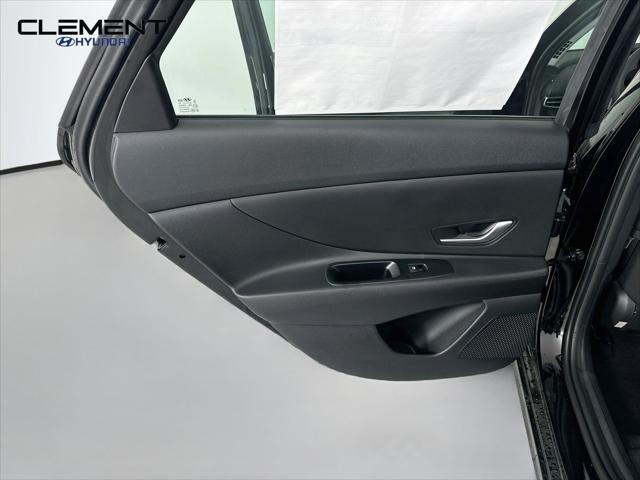 Hyundai Elantra Vehicle Full-screen Gallery Image 25