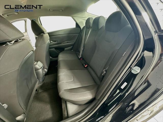 Hyundai Elantra Vehicle Full-screen Gallery Image 26