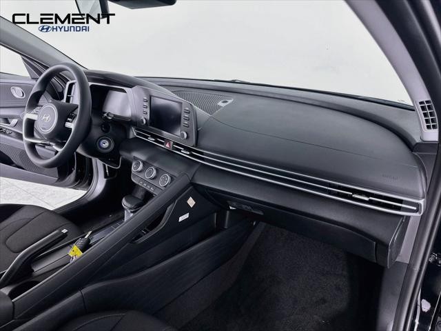 Hyundai Elantra Vehicle Full-screen Gallery Image 28