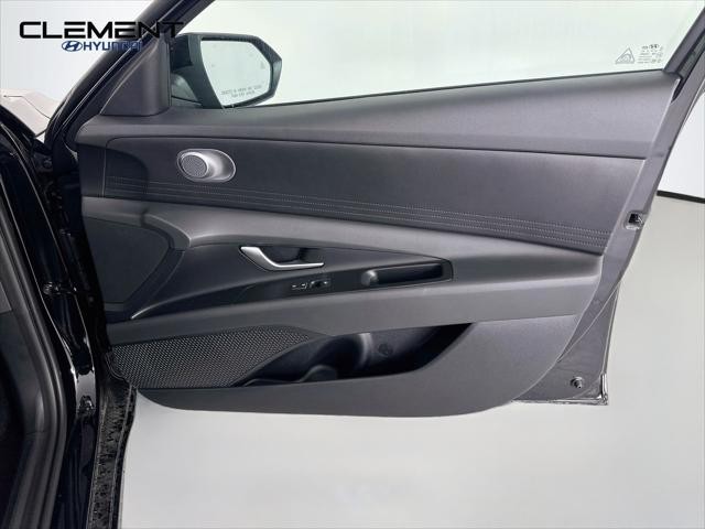 Hyundai Elantra Vehicle Full-screen Gallery Image 29
