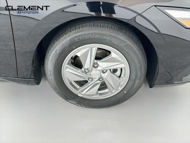 Hyundai Elantra Vehicle Full-screen Gallery Image 30