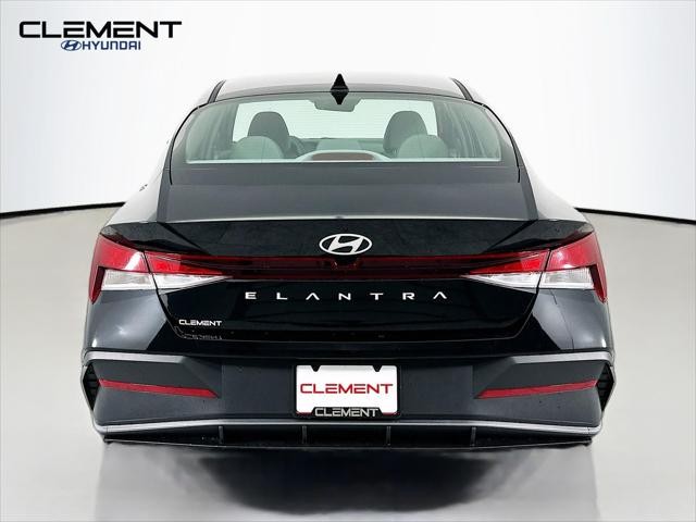 Hyundai Elantra Vehicle Image 07