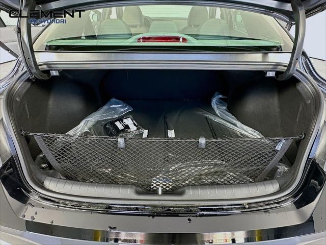 Hyundai Elantra Vehicle Image 09