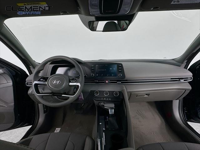 Hyundai Elantra Vehicle Image 11