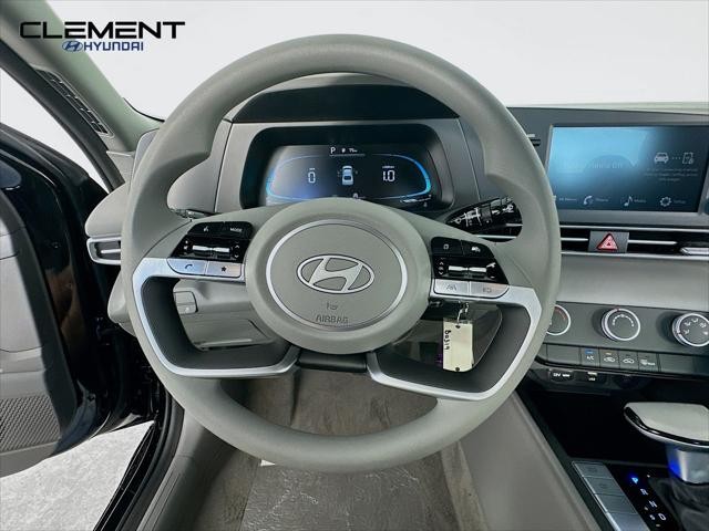 Hyundai Elantra Vehicle Image 13