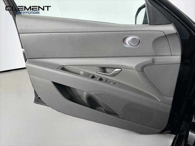 Hyundai Elantra Vehicle Image 22