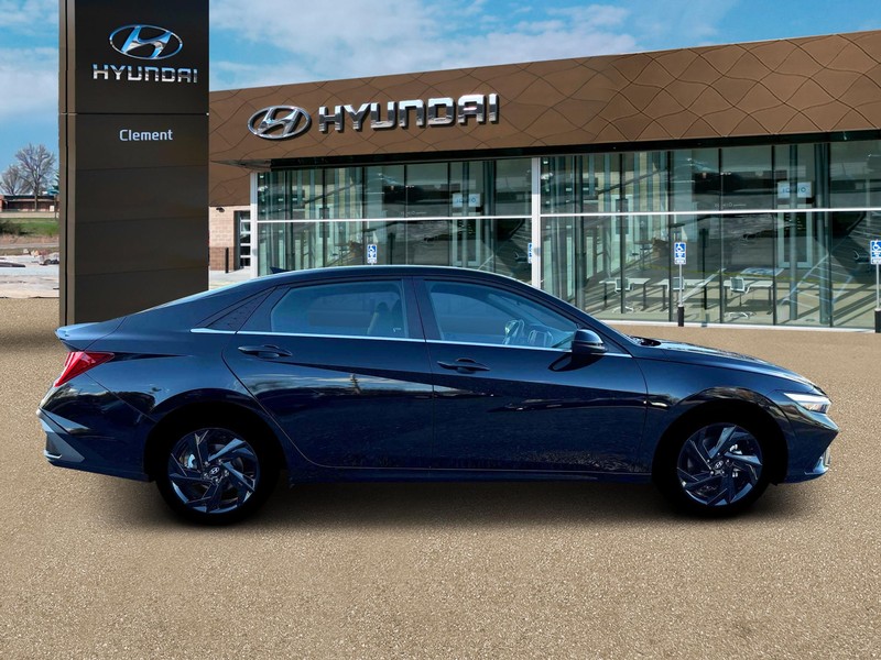 Hyundai Elantra Vehicle Image 09
