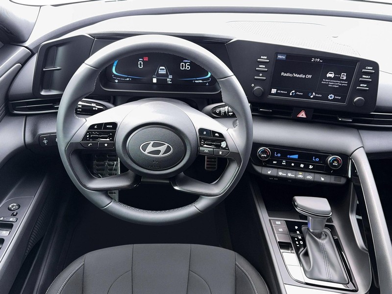 Hyundai Elantra Vehicle Image 17
