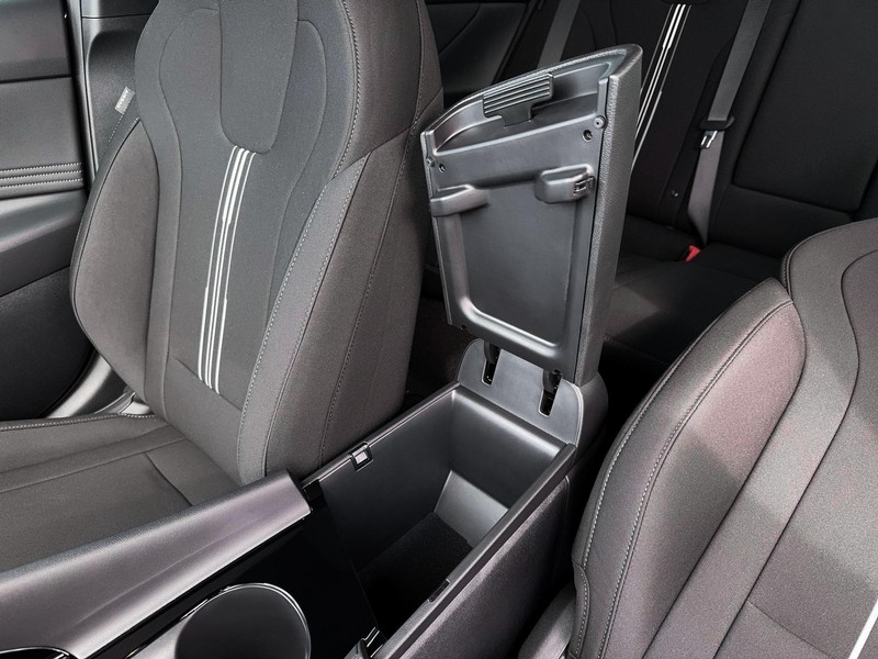 Hyundai Elantra Vehicle Image 18