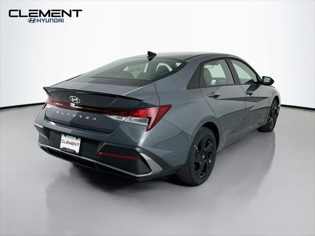 Hyundai Elantra Vehicle Full-screen Gallery Image 6