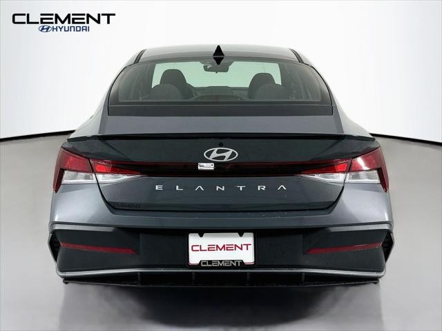 Hyundai Elantra Vehicle Full-screen Gallery Image 7