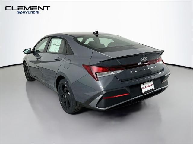 Hyundai Elantra Vehicle Full-screen Gallery Image 8