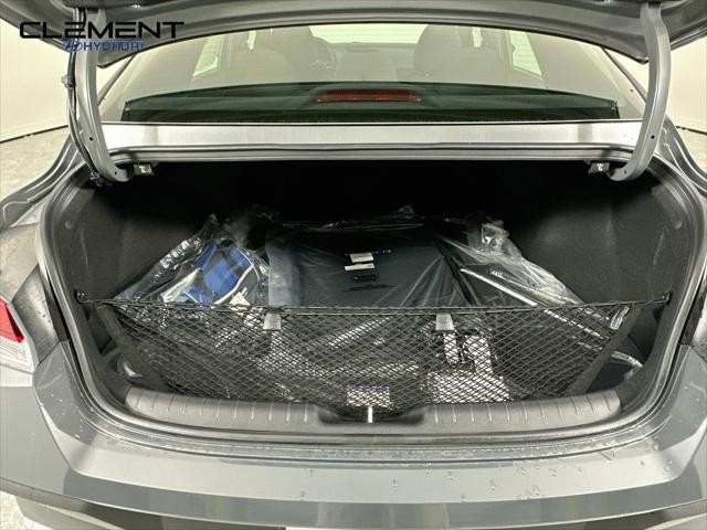 Hyundai Elantra Vehicle Full-screen Gallery Image 9