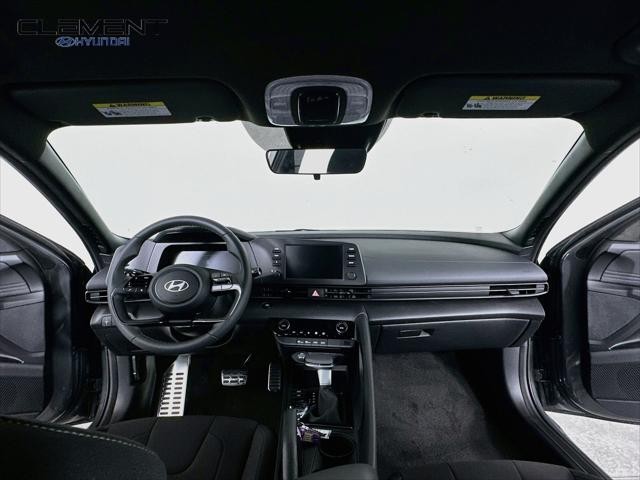 Hyundai Elantra Vehicle Full-screen Gallery Image 11