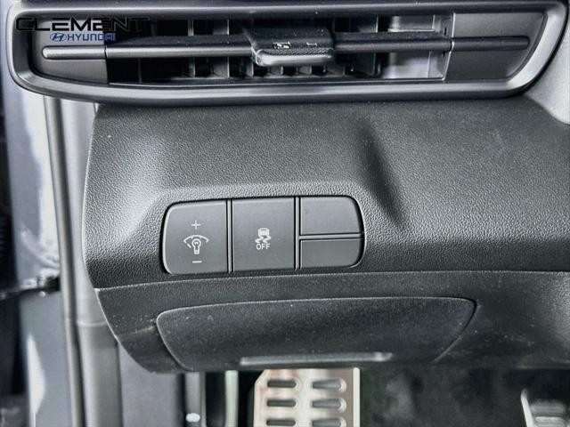 Hyundai Elantra Vehicle Full-screen Gallery Image 12