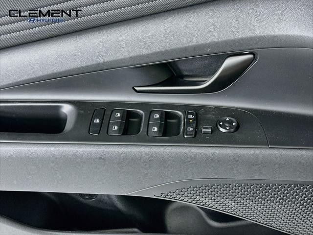 Hyundai Elantra Vehicle Full-screen Gallery Image 21