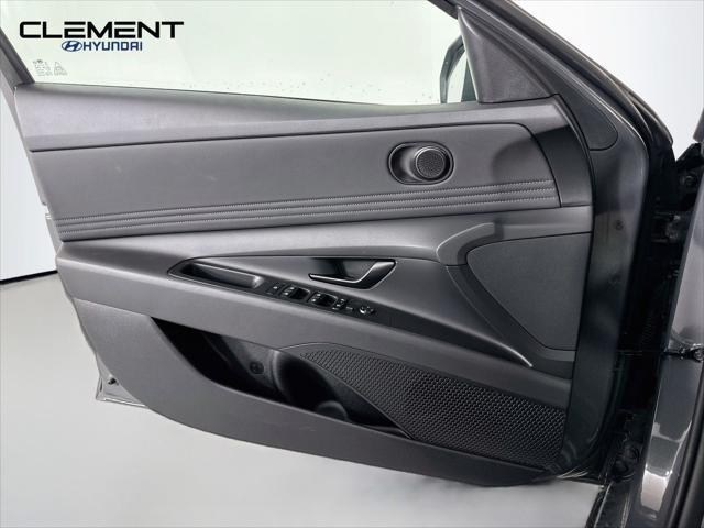 Hyundai Elantra Vehicle Full-screen Gallery Image 22