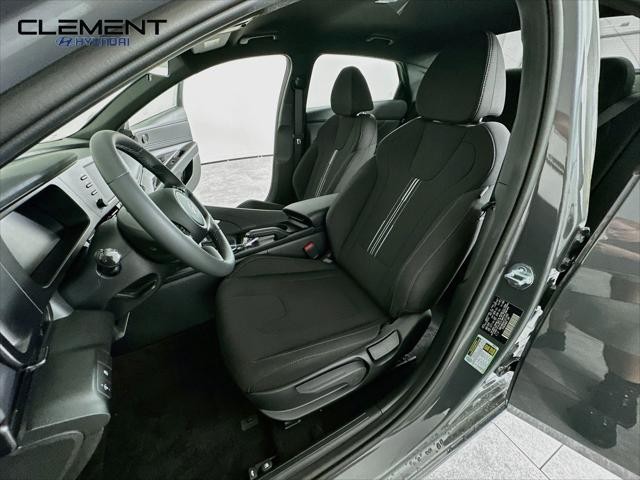 Hyundai Elantra Vehicle Full-screen Gallery Image 24