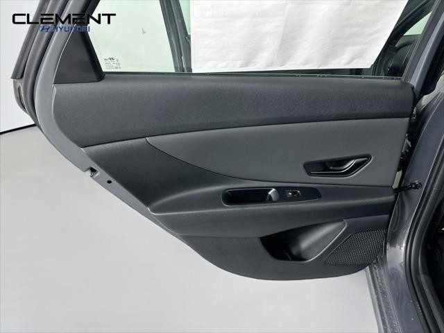 Hyundai Elantra Vehicle Full-screen Gallery Image 25