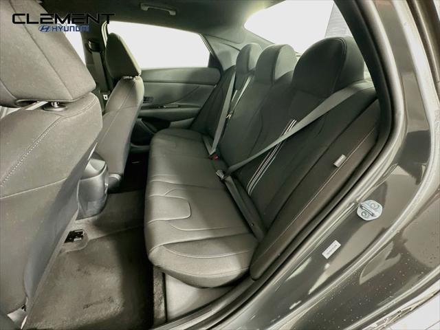 Hyundai Elantra Vehicle Full-screen Gallery Image 26