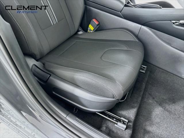 Hyundai Elantra Vehicle Full-screen Gallery Image 27